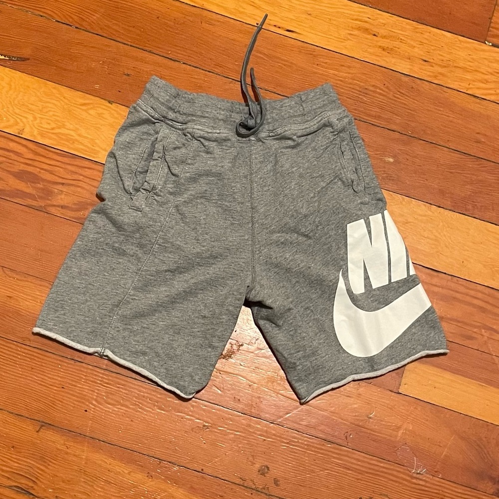 Boys Nike Shorts size Medium gray
